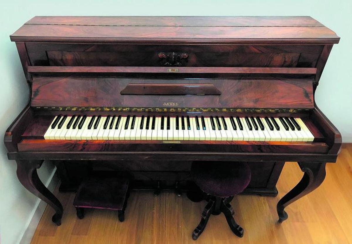 Dos de los pianos fabricados por Casa Elias. | CASA ELIAS