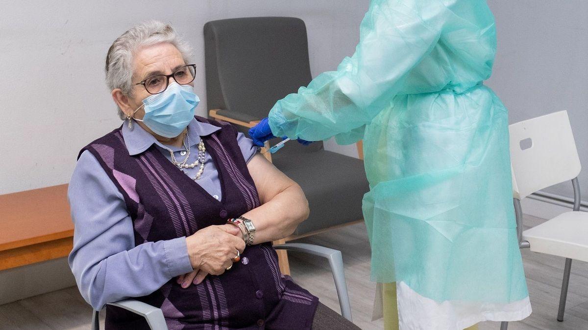 Nieves Cabo, primera personas vacunada contra el COVID en Galicia.