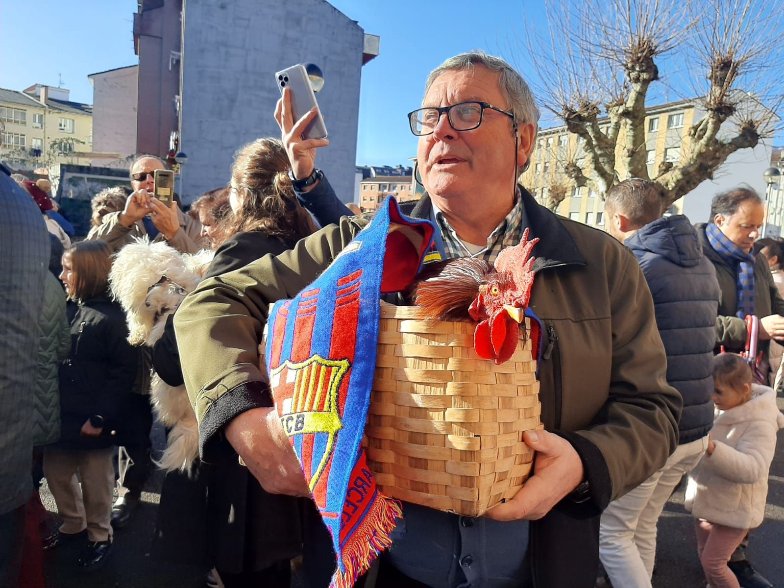 San Antón, hasta la bandera en Lugones: decenas de vecinos llevan a bendecir a sus mascotas