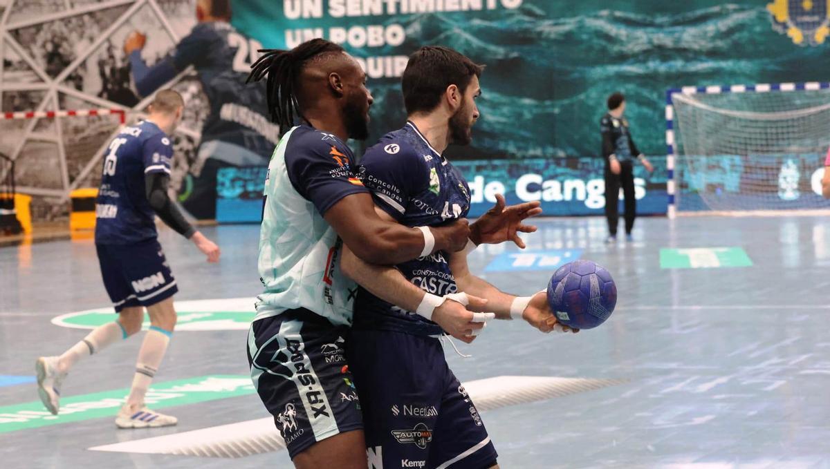 Keita defiende a un rival.