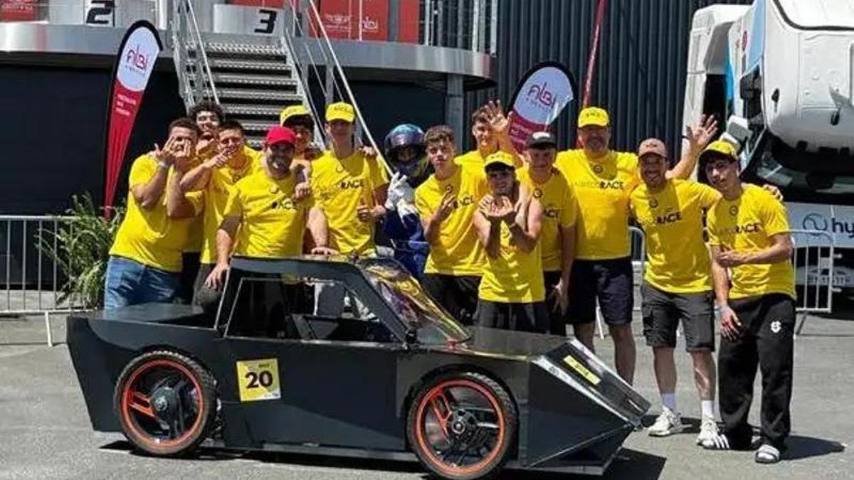 Alumnado de 1º Carrocería con el coche