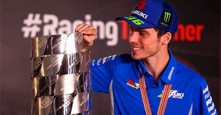 Joan Mir y el trofeo de MotoGP