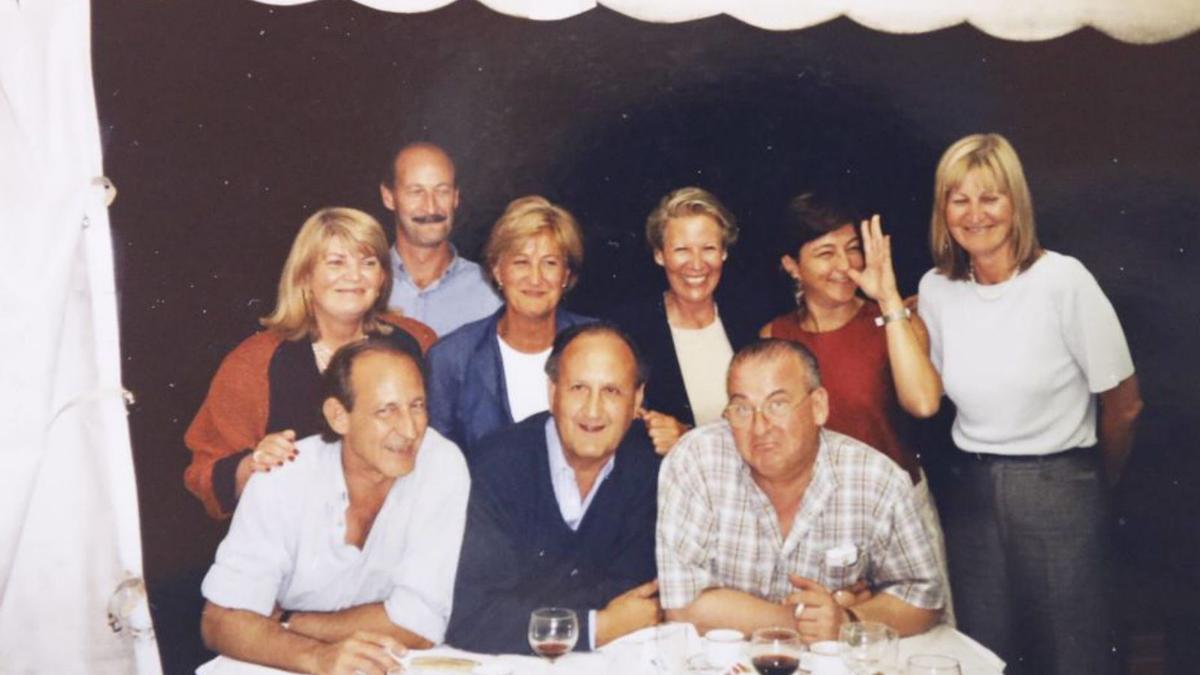 Sentado en el centro en una comida junto a sus primos en 2003 en el restaurante El Cruce.