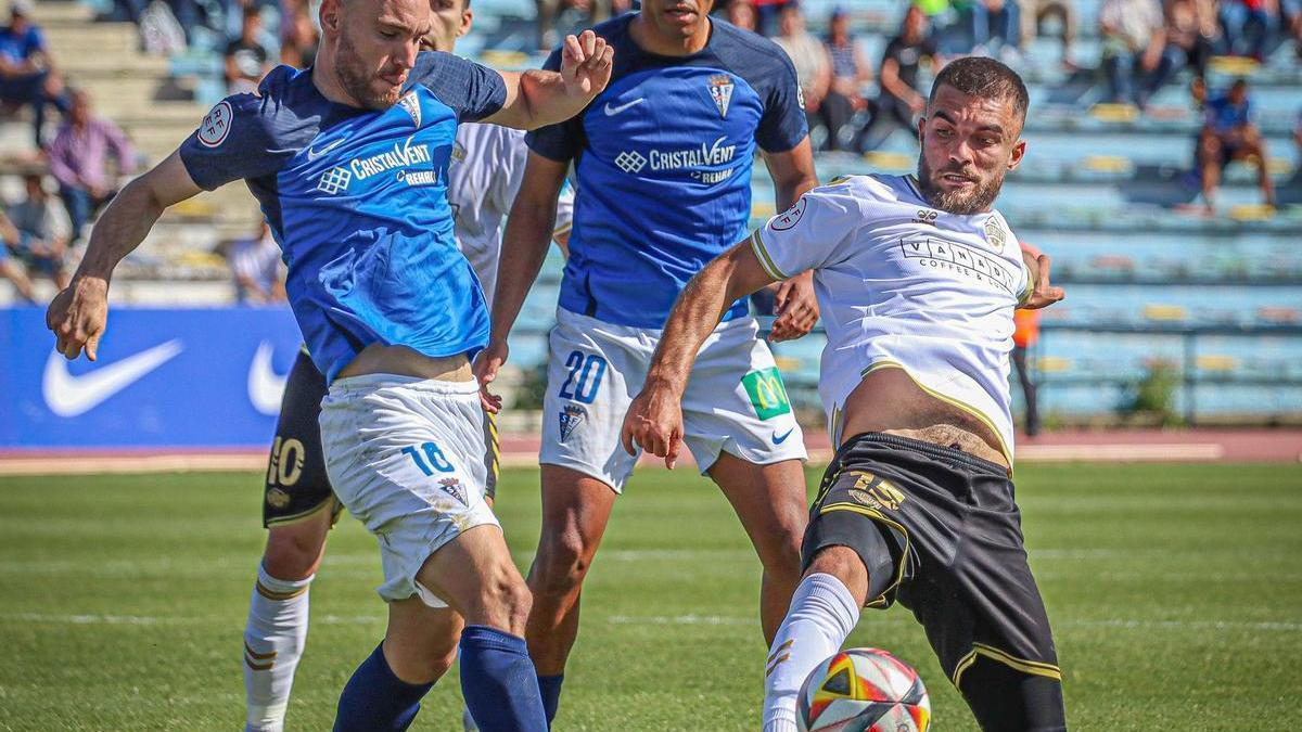 Álvaro Pérez trata de cortar un avance de un futbolista del San Fernando
