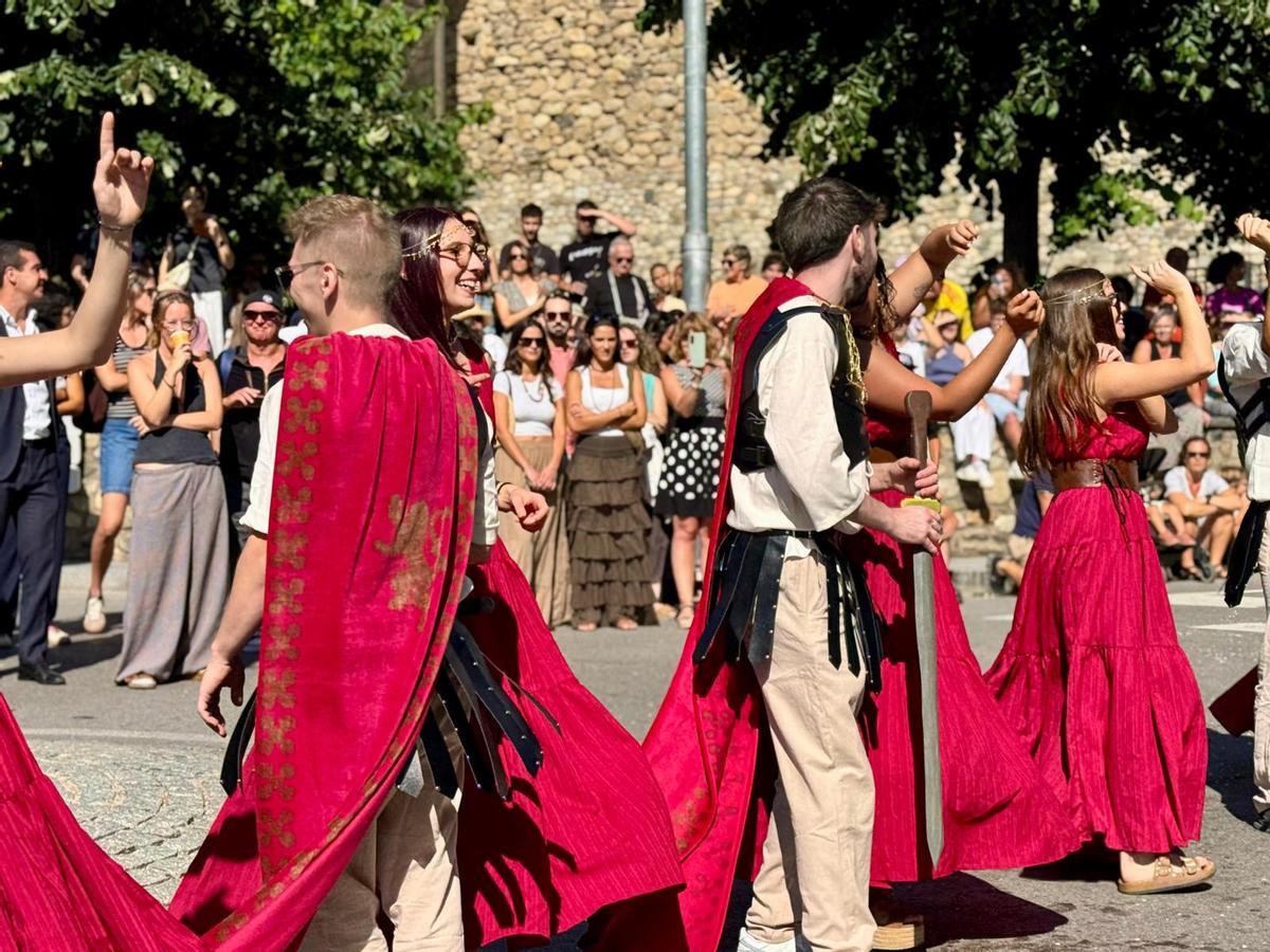 La desfilada de carrosses llueix a Puigcerdà amb tot el seu esplendor en els 140 anys de la Festa de l'Estany La desfilada de carrosses llueix a Puigcerdà amb tot el seu esplendor en els 140 anys de la Festa de l'Estany