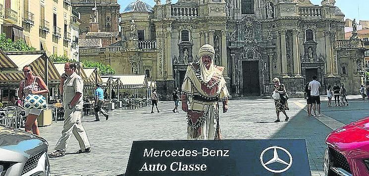 Moros y Cristianos se suben a los nuevos Mercedes