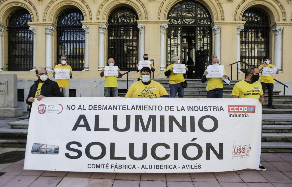 Concentración de representantes del antiguo comité de empresa de Alu Ibérica delante de Presidencia, en noviembre de 2020. | Julián Rus