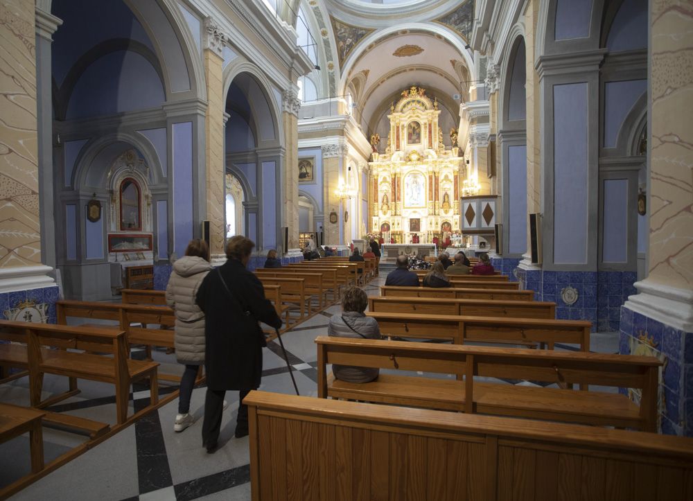 El ayuntamiento de Albalat dels Tarongers da la espalda al párroco en la misa por el día de su patrona.