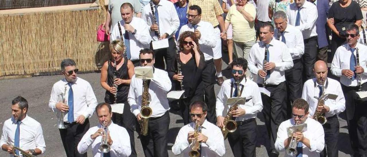 Una de las últimas actuaciones de la banda de música de Ourense. // Iñaki Osorio