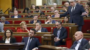 El presidente de Junts en el Parlament, Albert Batet, dirigiéndose al president Pere Aragonès, este miércoles en el Parlament
