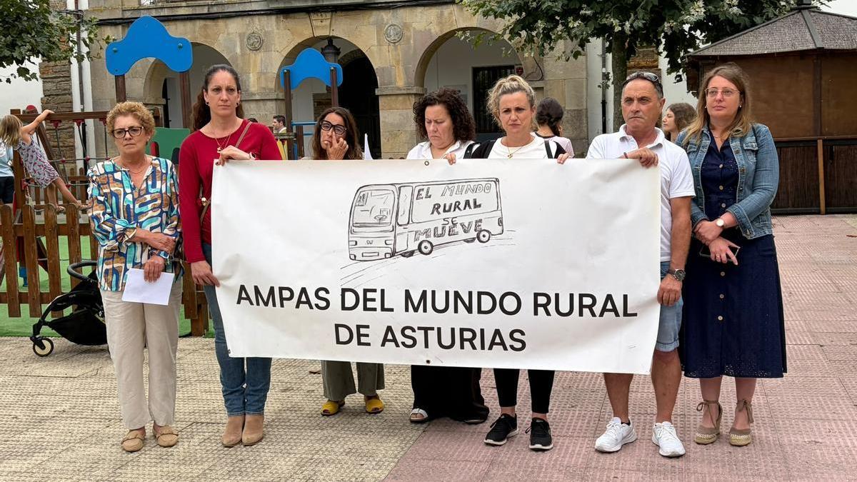 La concentración de las familias afectadas con representantes del PP del pasado miércoles en Tapia.