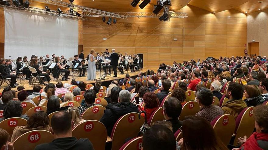 La Banda Municipal de Sada da un concierto de bandas sonoras con la cantante Ana Belén Manteiga