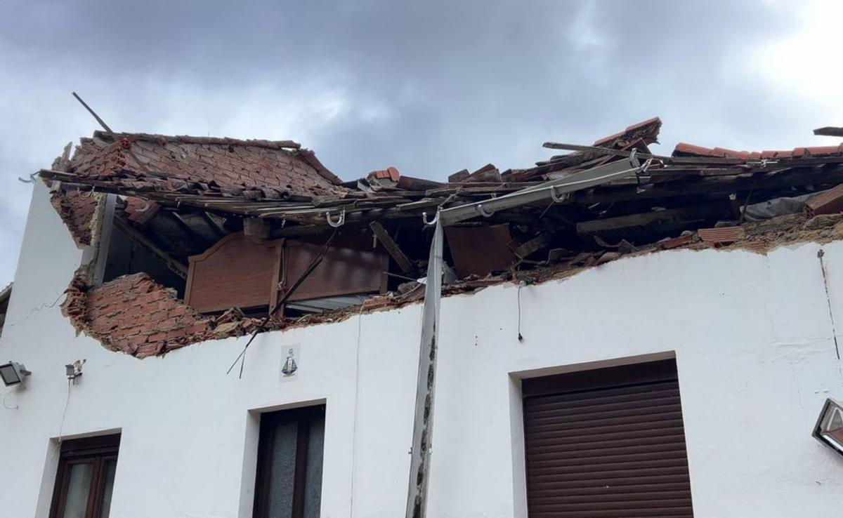 El tejado desplomado en la vivienda de Gozón.