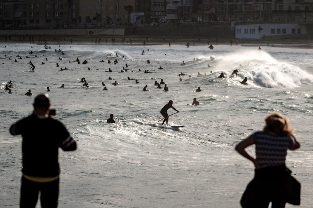 Decenas de surfistas acuden a la playa de Las ...