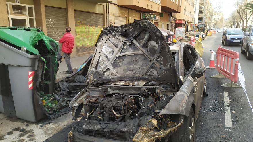 Un coche queda destruido tras arder cuando circulaba por la calle Manacor de Palma