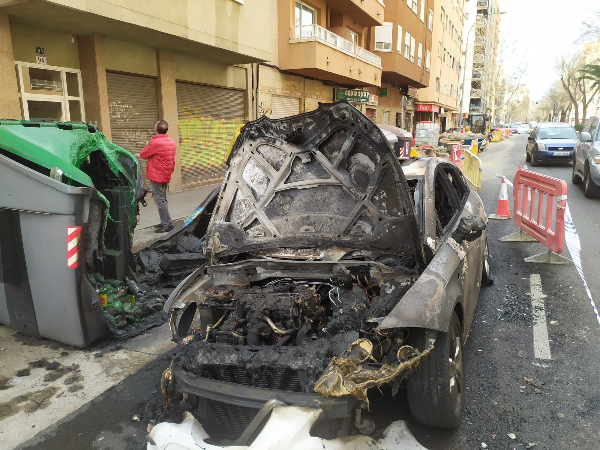 Un coche queda destruido tras arder cuando circulaba por la calle Manacor de Palma