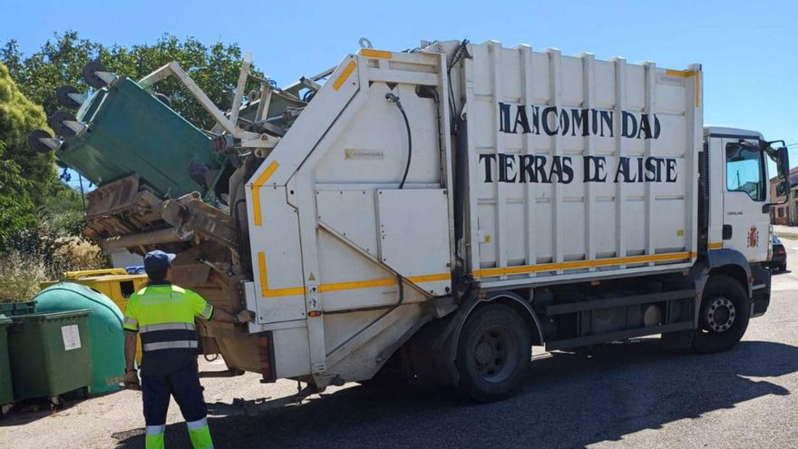 Un operario de la Mancomunidad supervisa la recogida de contenedores de basura. | CHANY SEBASTIÁN