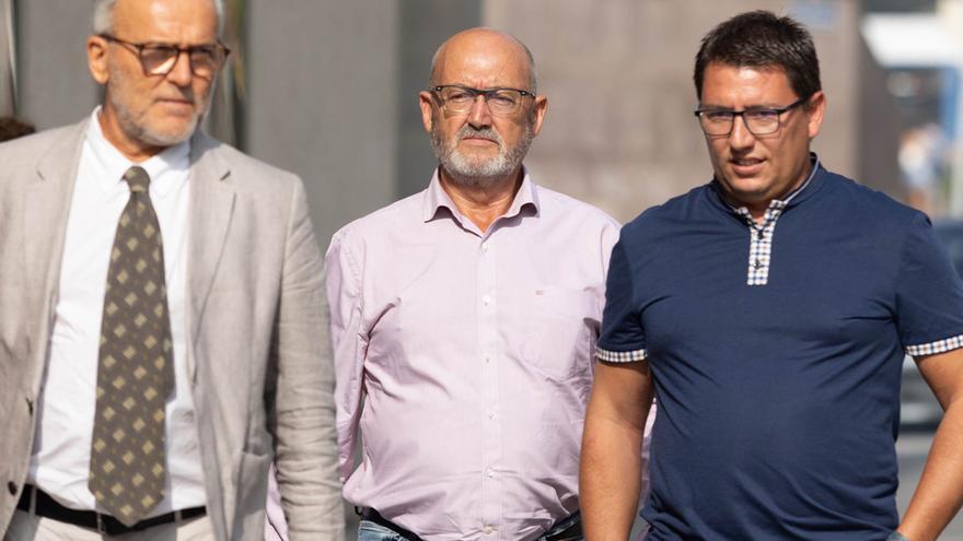 Archivo - El exdiputado del PSOE Juan Bernardo Fuentes Curbelo, alias 'Tito Berni' (c) y su abogado (i), a su llegada a declarar al Juzgado el pasado junio.