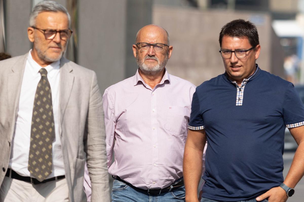 Archivo - El exdiputado del PSOE Juan Bernardo Fuentes Curbelo, alias 'Tito Berni' (c) y su abogado (i), a su llegada a declarar al Juzgado el pasado junio.