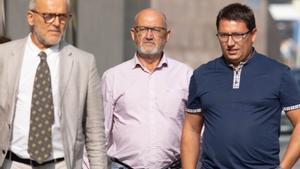 Archivo - El exdiputado del PSOE Juan Bernardo Fuentes Curbelo, alias Tito Berni (c) y su abogado (i), a su llegada a declarar al Juzgado el pasado junio.