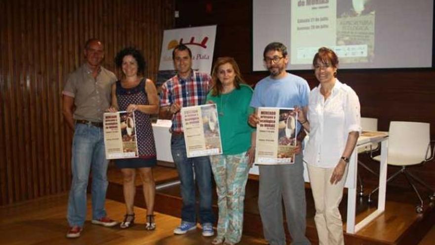 Participantes en la presentación del Mercado Artesano y Ecológico de Murias, celebrada en el centro cultural de Moreda.
