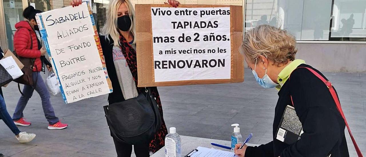 Algunas de las afectadas, ayer por la mañana, recaban apoyos frente al Banco Sabadell.  | DI