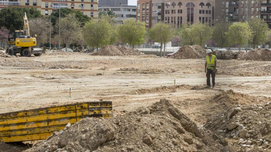 Obras de reurbanización en la futura plaza de la Ciudad de la Justicia, hoy