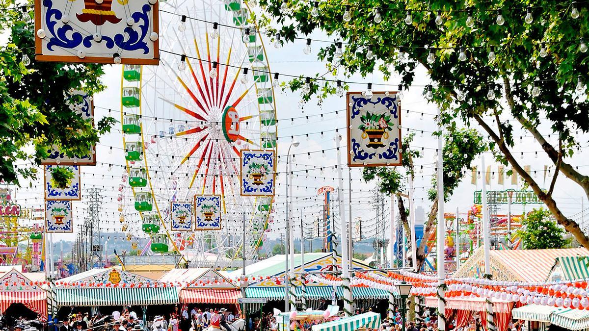 La calle del Infierno de la Feria de Sevilla, donde están las atracciones 'Super Olla' y 'Top Gun'