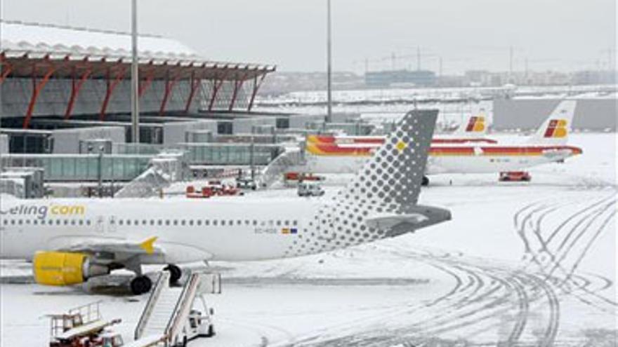 La nieve obliga a cerrar Barajas y 14 puertos de montaña