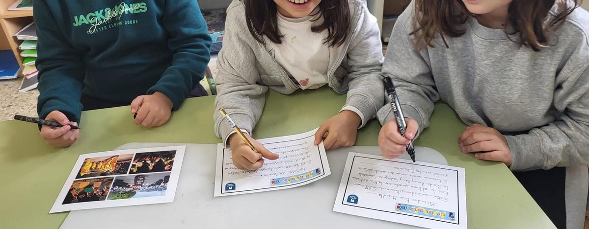 Escolares de Rianxo elaborando os materiais que enviarán ao Sáhara.