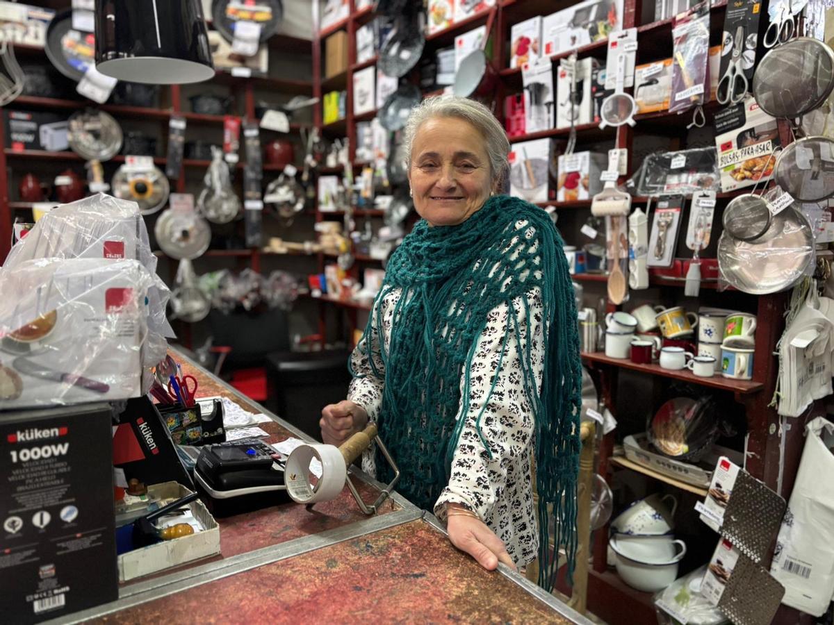 Fátima Rodríguez Morlesín, propietaria de la Ferretería Rodríguez ubicada frente a la sala de exposiciones en la calle Virgen de la Soledad de Badajoz.