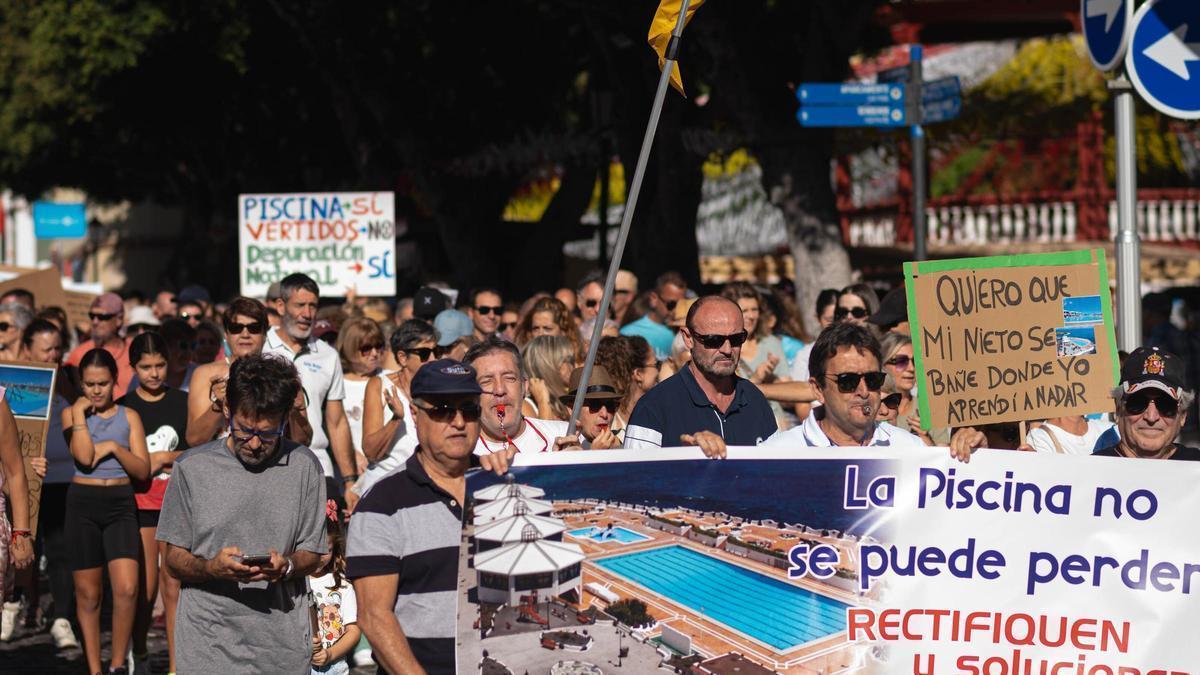 Los vecinos de Los Silos se manifestaron para reclamar su piscina el septiembre pasado
