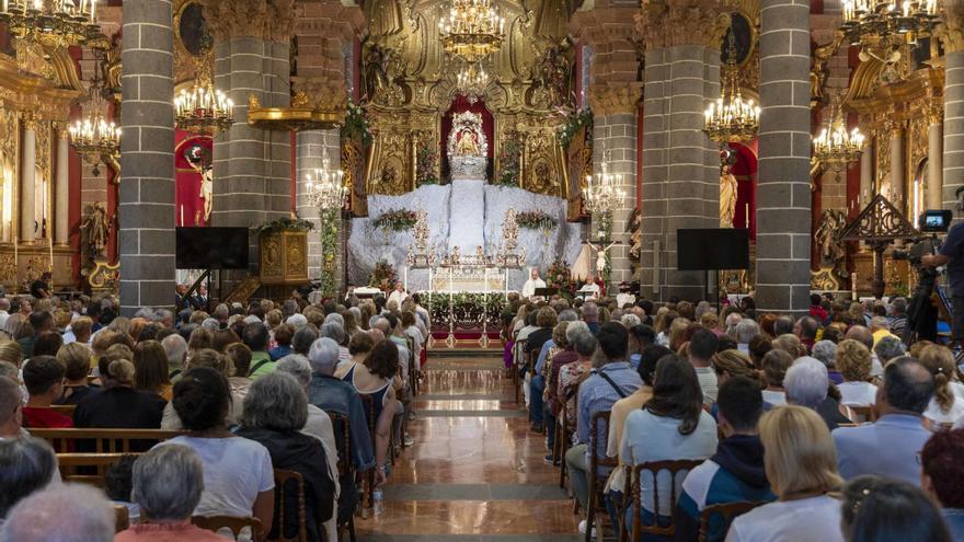 Cientos de personas arropan a la Virgen del Pino en el día de su Bajada