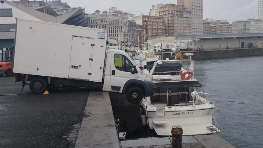 Una furgoneta queda colgada del muelle por el fuerte viento en A Coruña