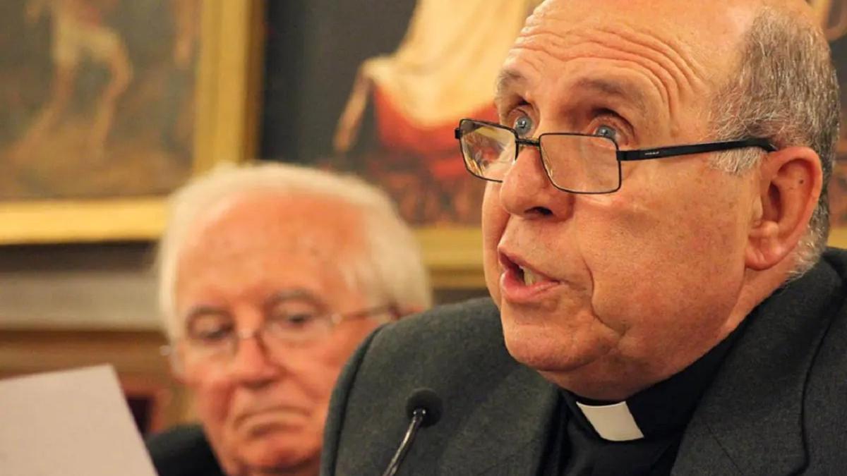 El canónigo Alfonso López Benito, en una foto de archivo. Tras él, el cardenal Antonio Cañizares, en ese momento, arzobispo de Valencia.