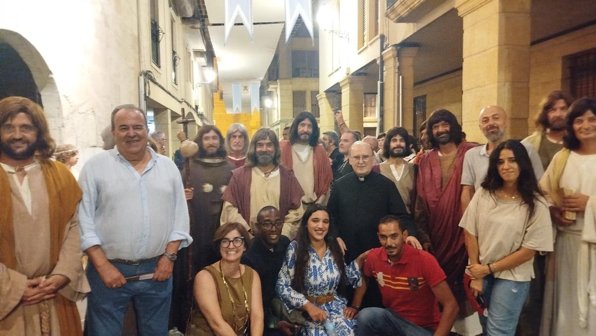 Foto de familia con protagonistas del Misteri d'Elx y miembros del Centro de Personas Sin Hogar de Elche gestionado por Cáritas