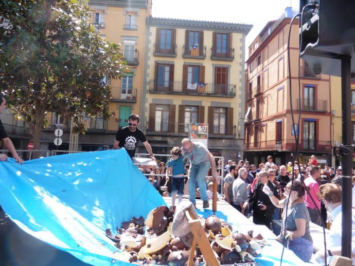 Trencada de mona pels que no tenen padrins a Olot