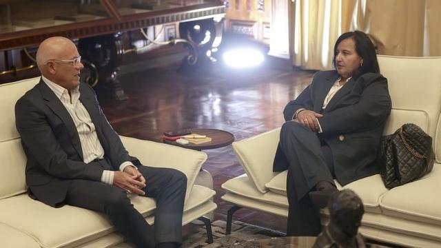 El president de l’Assemblea Nacional de Veneçuela, Jorge Rodríguez, i l’exdiputada opositora Dinorah Figuera, el juny passat a Caracas. | RONALD PEÑA R. / EFE