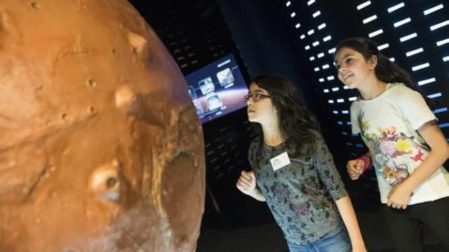 Dos niñas en la muestra Marte. La Conquista de un Sueño.