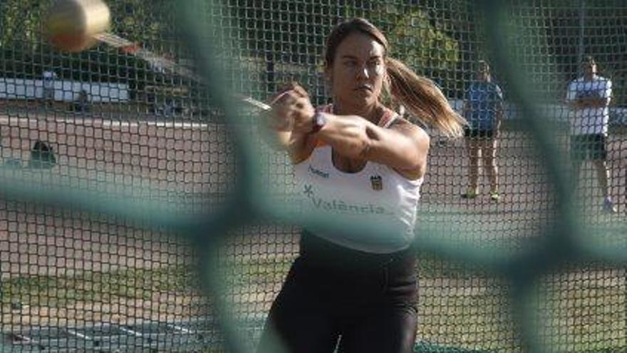 Berta Castells, atleta de Torredembarra, va superar dos cops els 70 metres en llançament de martell