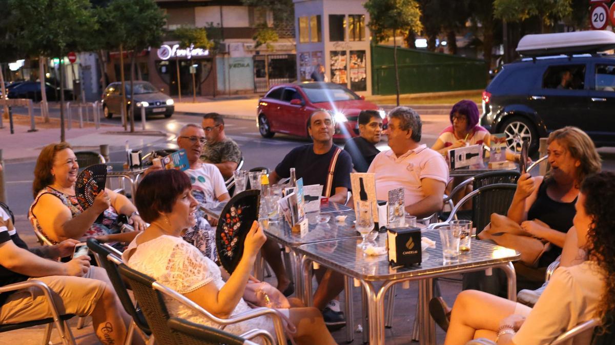 Calor por la noche en una terraza de Castelló, en imagen de archivo.
