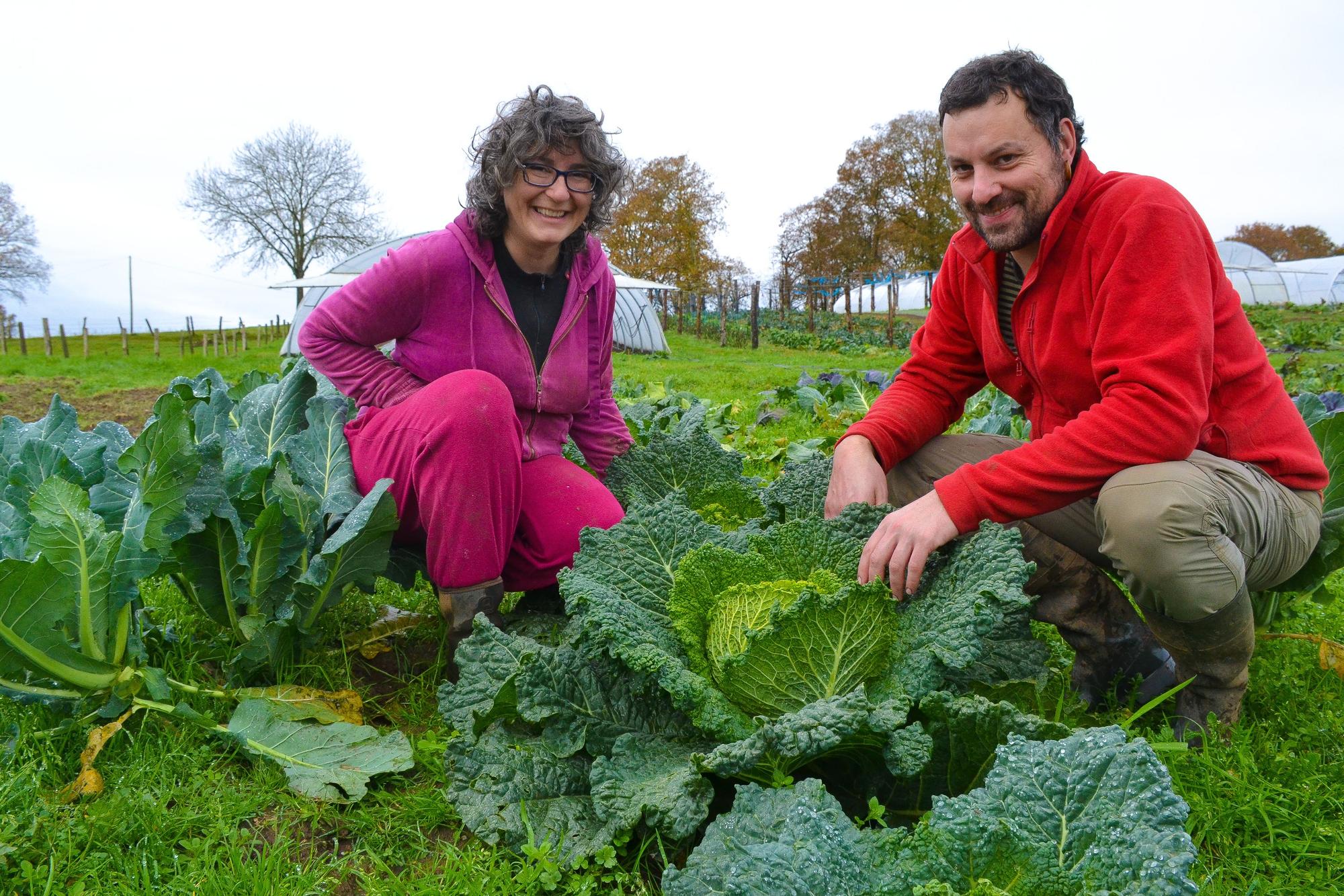 Paula y Antón en su Güerta Monga, en Nava.