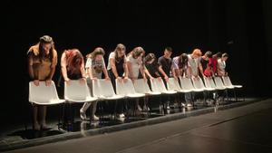 Alumnos del instituto Ca nOriac de Sabadell, durante un ensayo teatral.