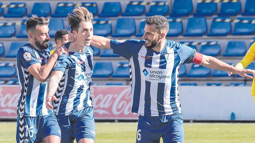 Los jugadores del Alcoyano celebran el gol de Raíllo ante el Orihuela.