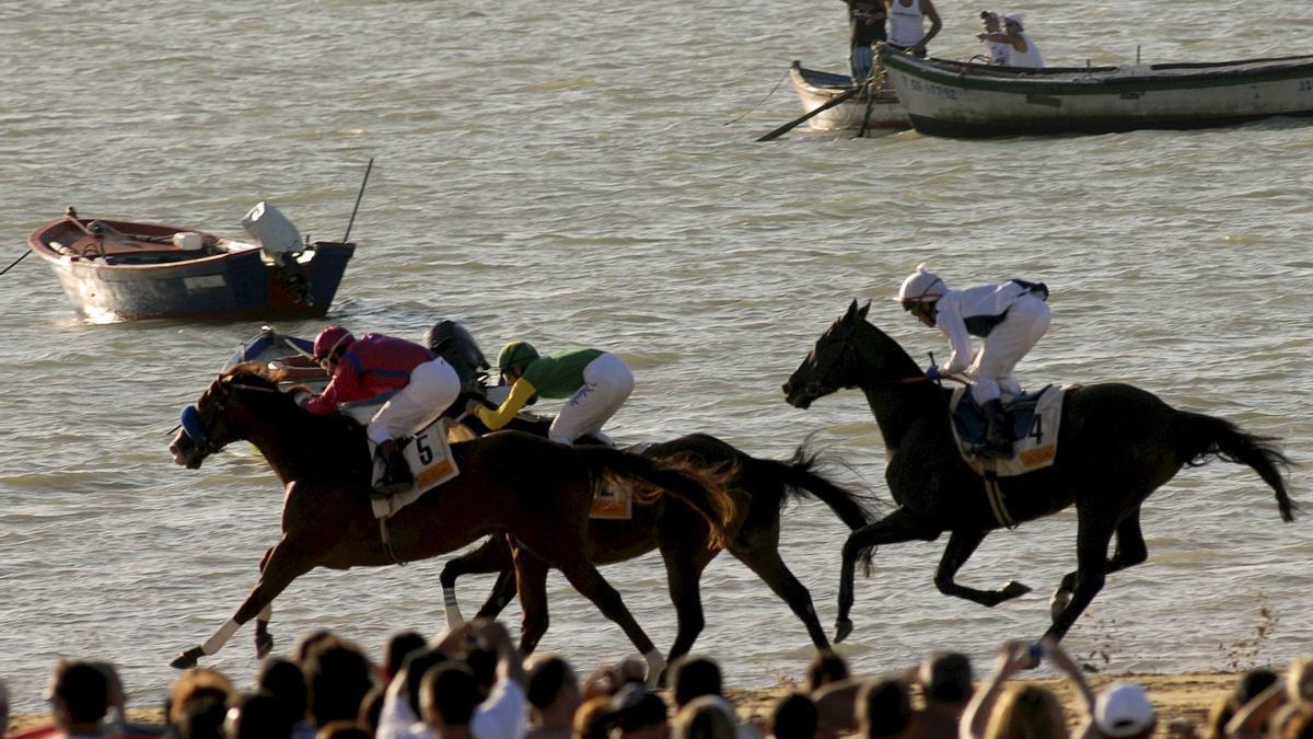 Fotografía durante una de las jornadas de carreras de caballos en las playas de Sanlúcar.