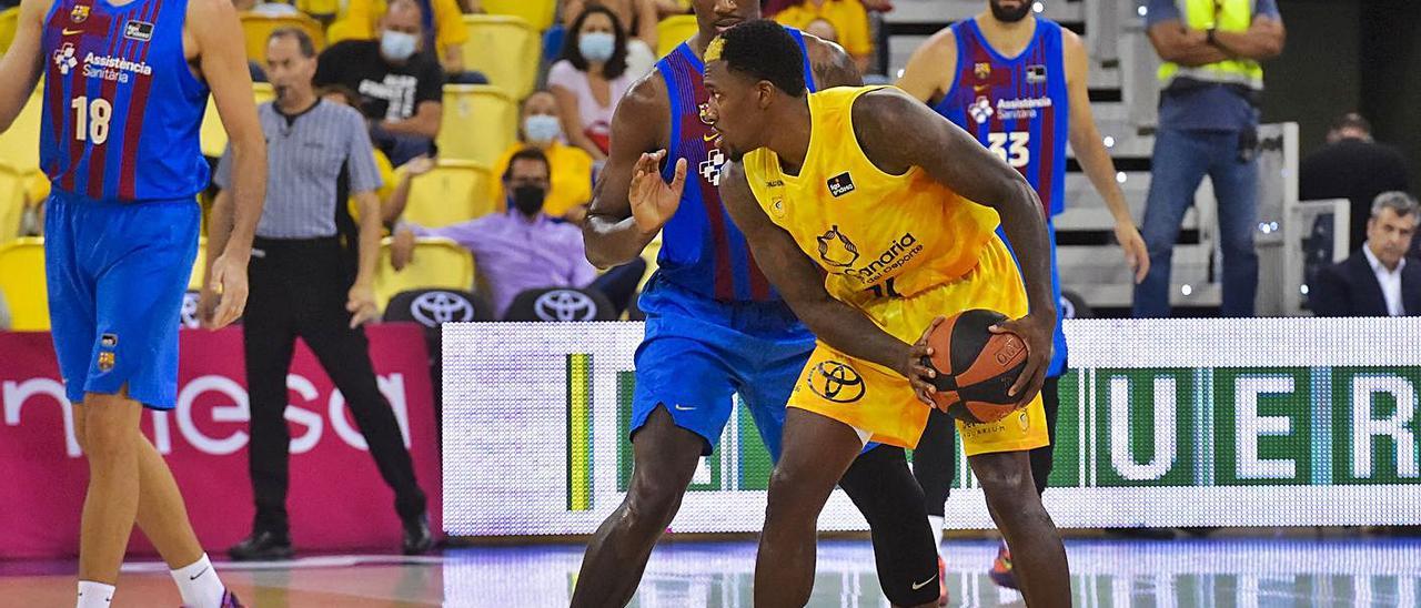 Dylan Ennis, presionado por un rival en un lance del choque Gran Canaria-Barça del pasado miércoles. | | ANDRÉS CRUZ