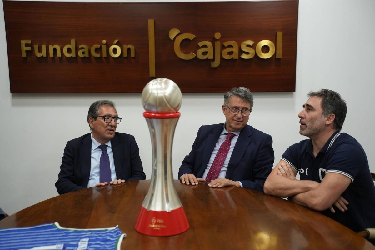 La primera jornada de las visitas institucionales del Coto Córdoba tras el ascenso, en imágenes