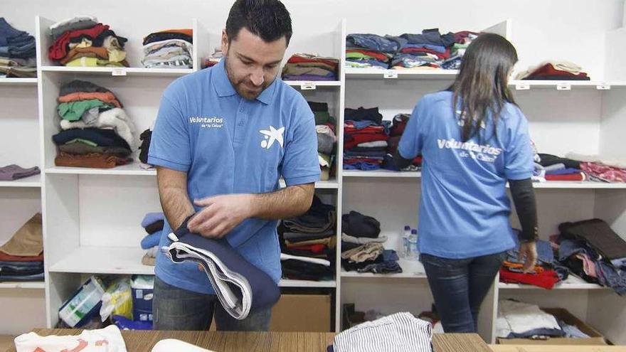 Una actividad de los voluntarios de &quot;la Caixa&quot; en el local de la asociación Vida Digna de Vigo. // FdV