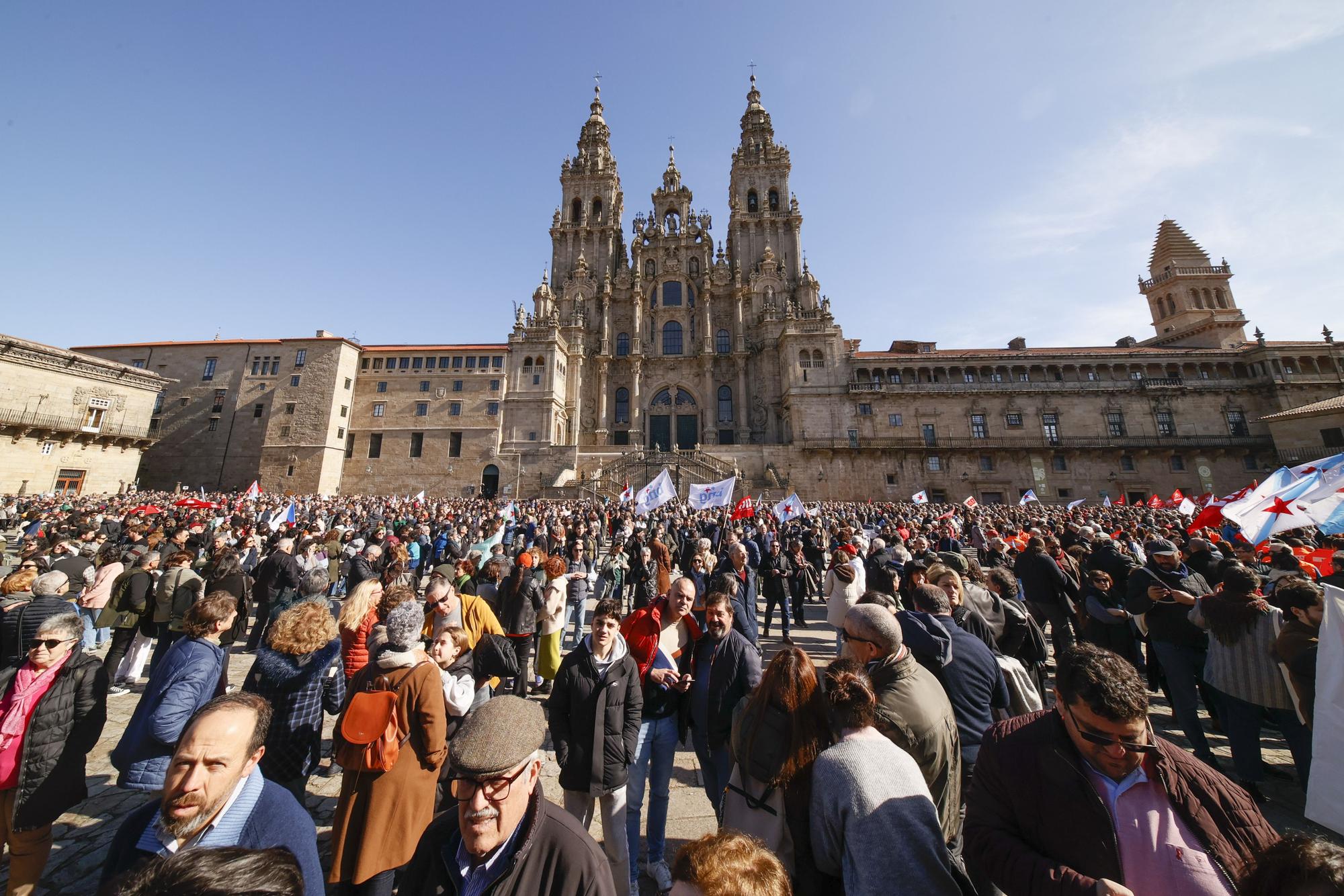 Pancartas arriba por una sanidad pública a la altura de los gallegos