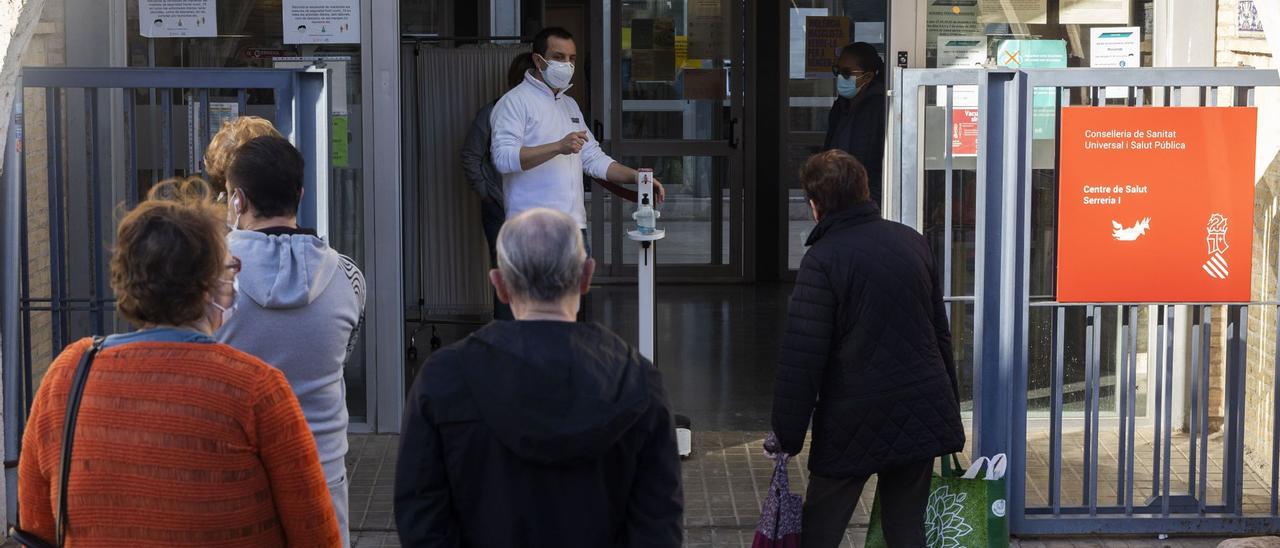 Colas de pacientes a las puertas de un centro de salud durante la pandemia